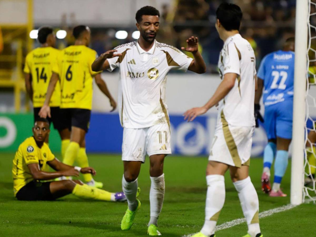 Caras tristes y desconsuelo en los jugadores de Real España en la goleada ante LAFC