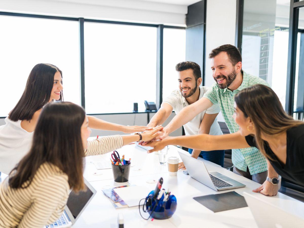 La habilidad para construir relaciones sólidas y fomentar un ambiente de confianza y respeto es siempre un punto a favor.