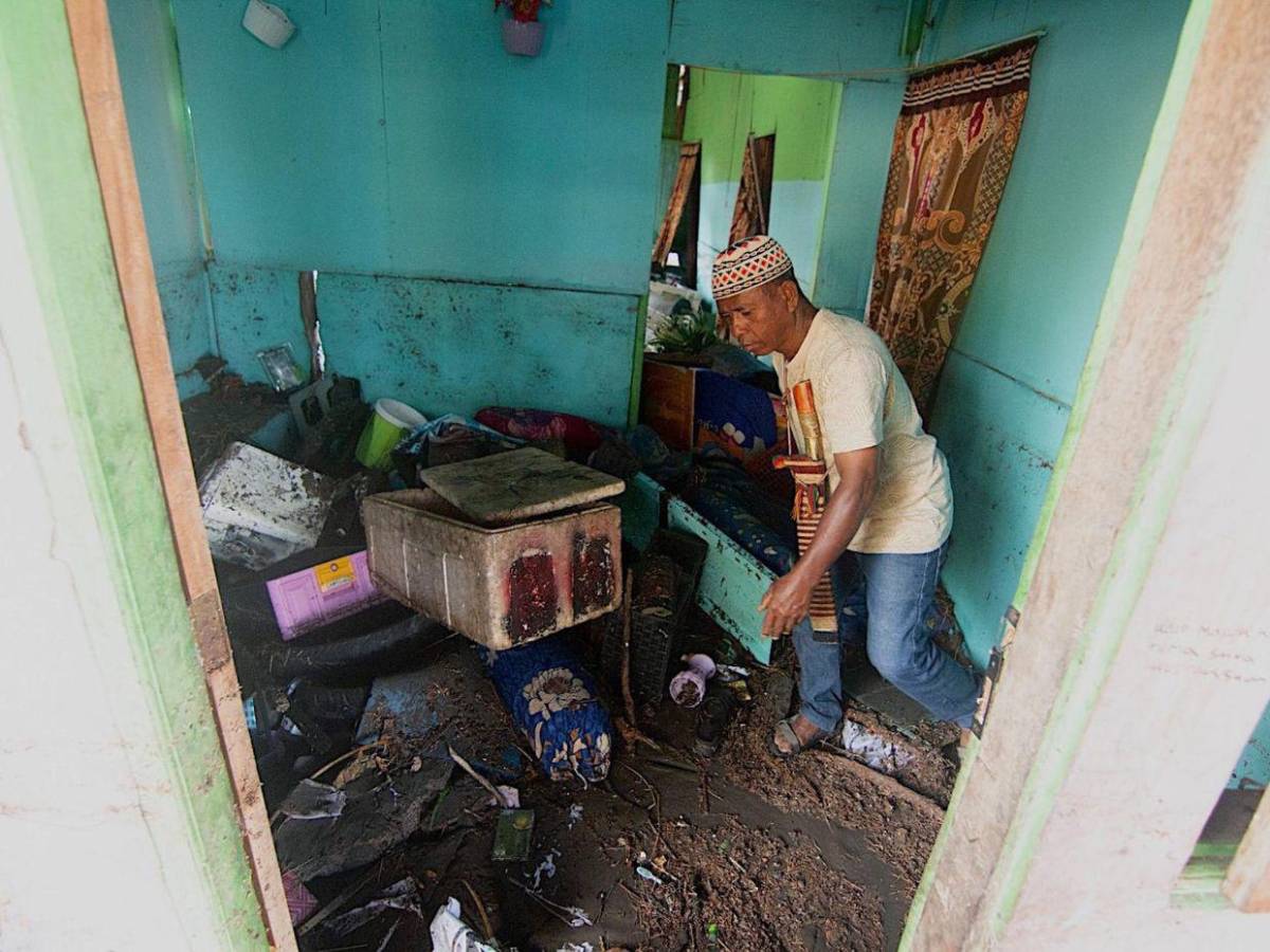 Las impactantes imágenes del terremoto de 7.7 grados que azotó Indonesia