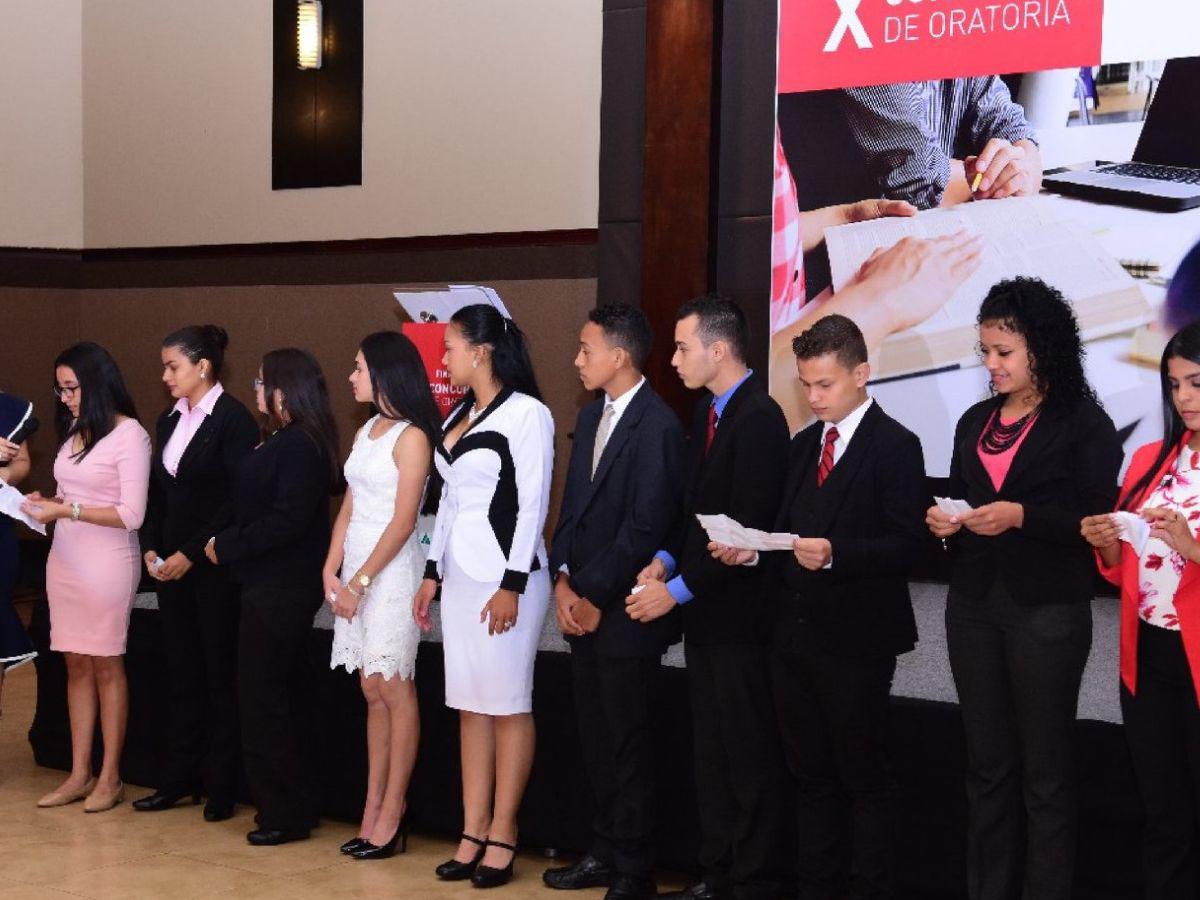 Con ayuda de la empresa privada y la cooperación internacional JA también implementa concursos de oratoria y becas para estudiantes.