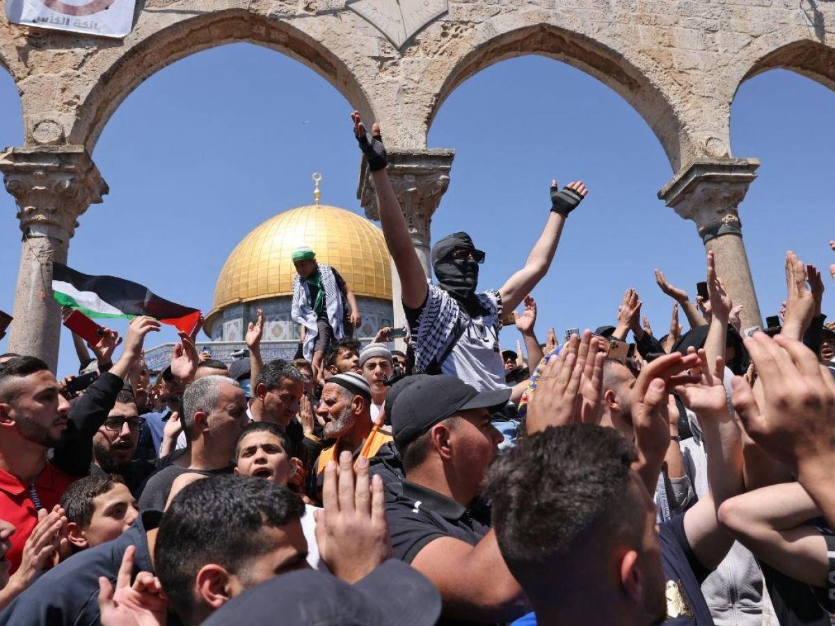 Palestinos y policías israelíes protagonizan disturbios en Explanada de las Mezquitas en Jerusalén