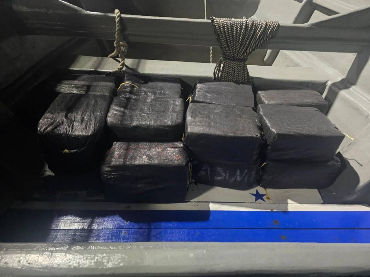 Incautan 36 fardos de drogas tras operativo en Barra Patuca; varios habían sido lanzados al mar