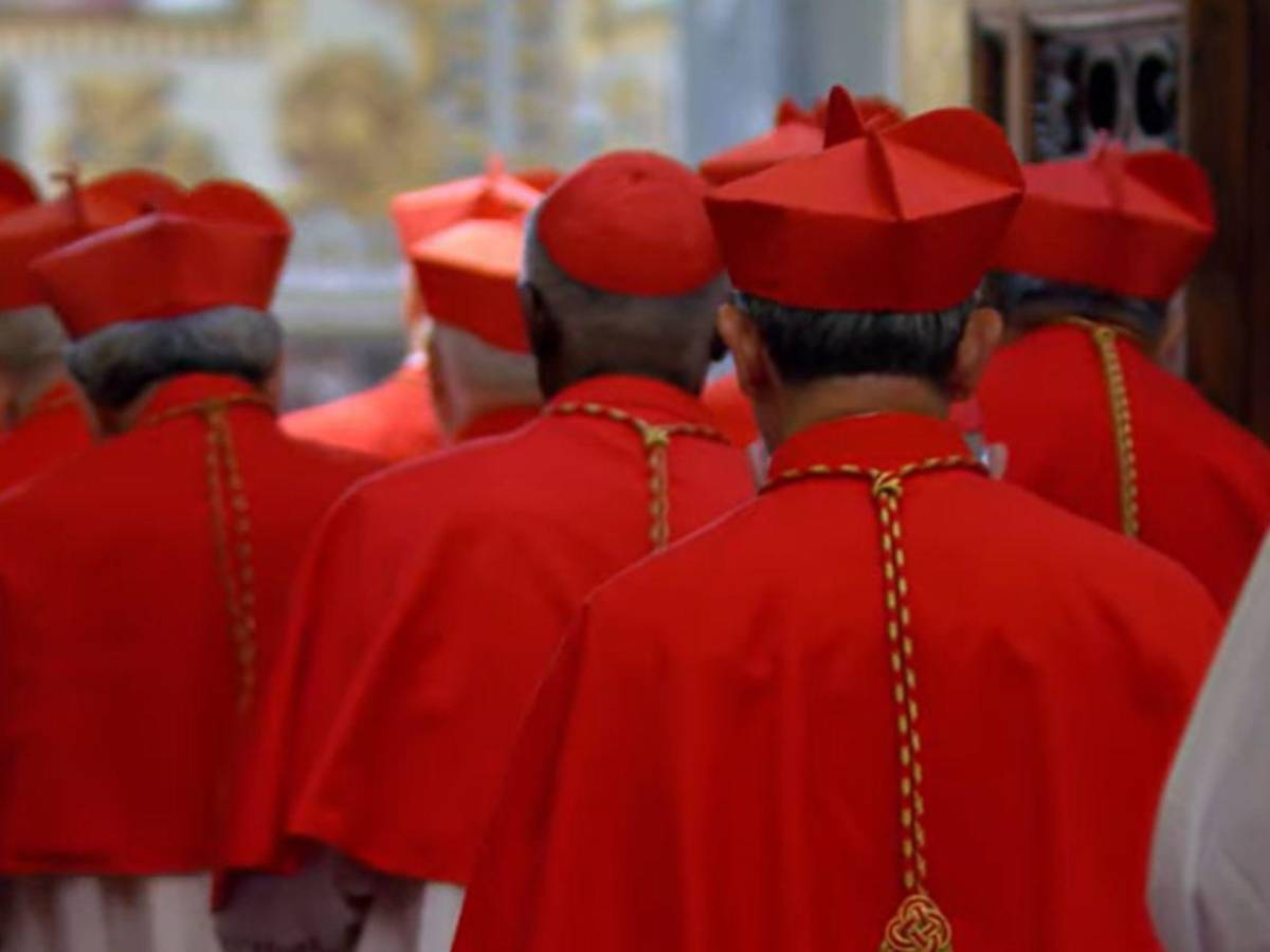 Con fe, oración y un juramento de secreto, la procesión da inicio al cónclave en el Vaticano