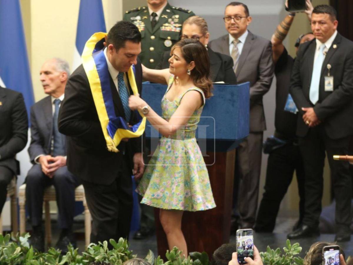 De la mano de su esposa, así recibió la banda municipal Juan Diego Zelaya
