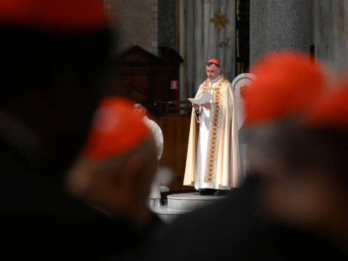 Más de 110 cardenales rezan ante la tumba del papa Francisco en Roma