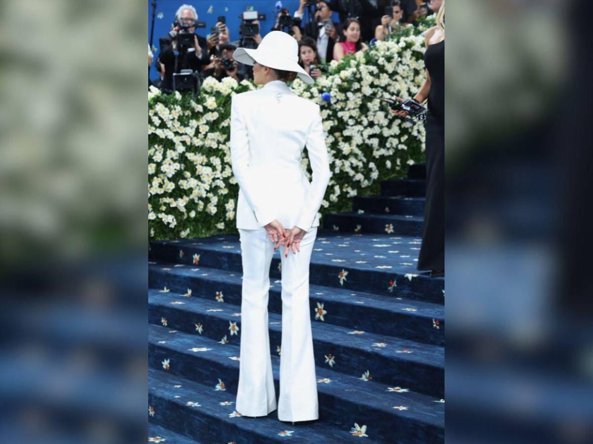 Met Gala 2025: Zendaya brilla con esmoquin blanco de Louis Vuitton