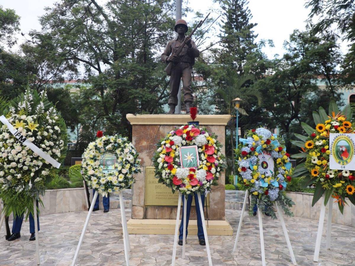 Con guardia de honor y ofrendas florales, conmemoran el Día del Soldado Hondureño