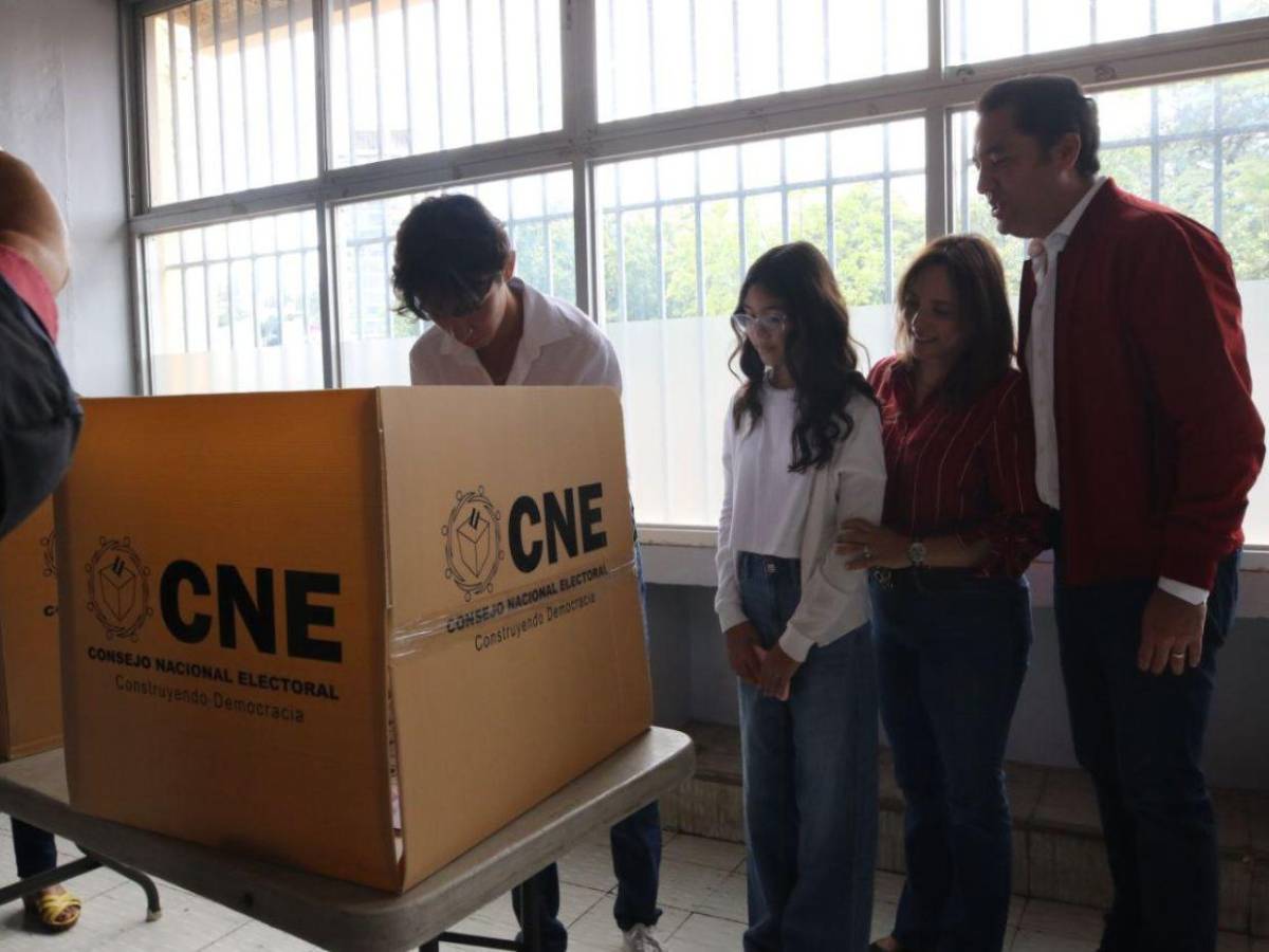 Nieto de la presidenta Xiomara Castro vota por primera vez en las elecciones generales