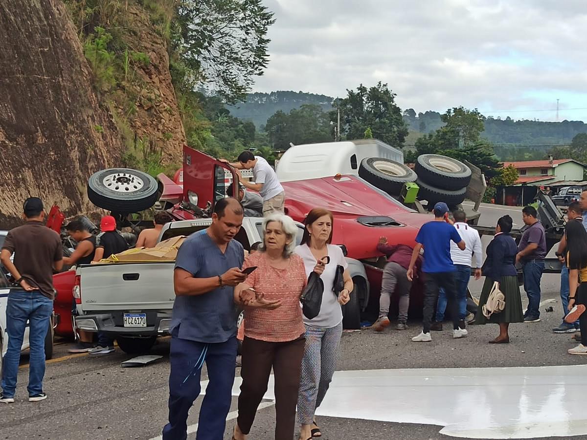 Dos señoras que se conducían en el vehículo pick up blanco resultaron ilesas.