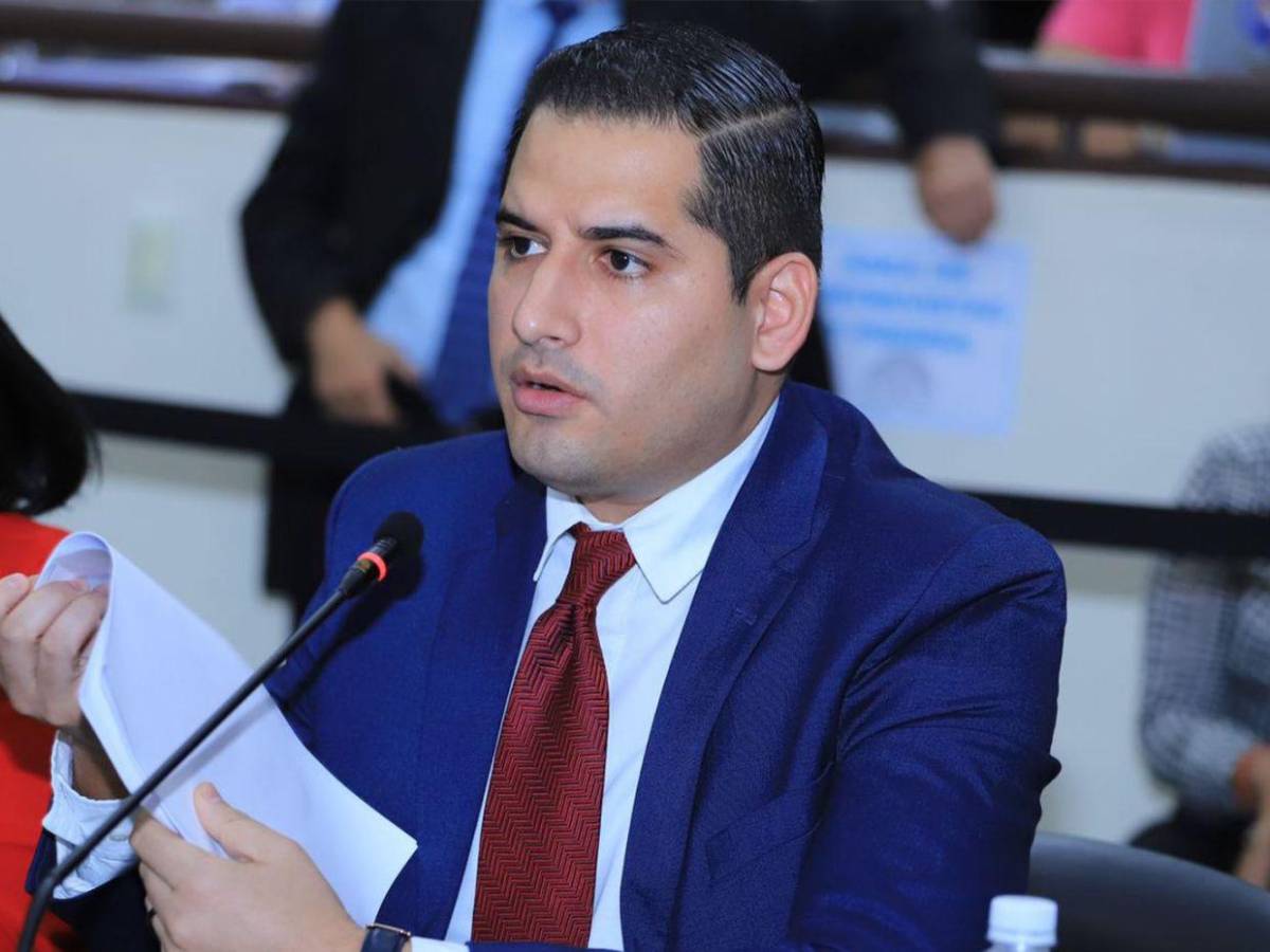 ¿Quién es Jhosy Toscano, propuesto como sustituto de Ana Paola Hall?