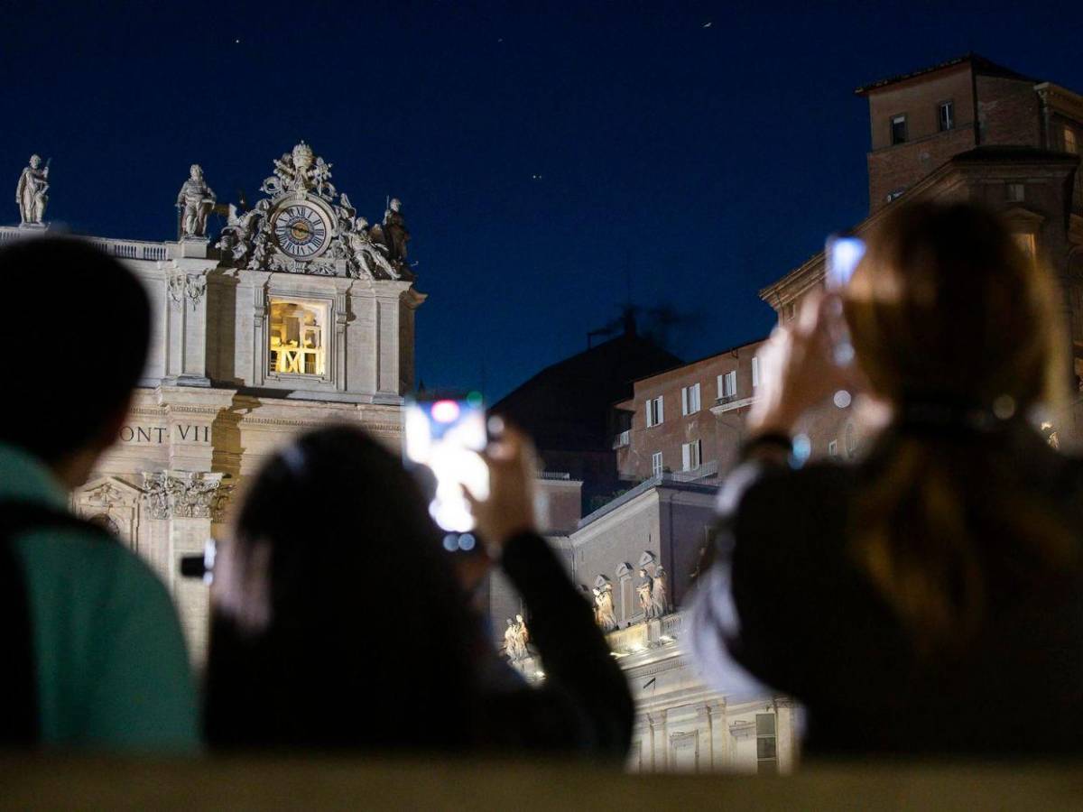 Larga espera y fumata negra: así se vivió el primer día del cónclave