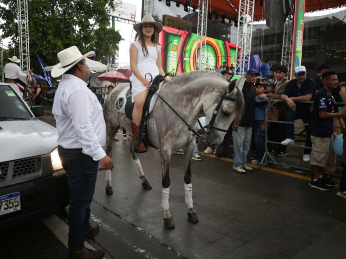 ¡Ni la lluvia los detuvo! Capitalinos disfrutan del carnaval de Tegucigalpa