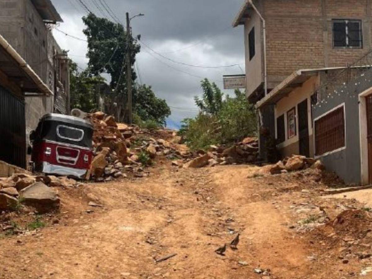 Calles destruidas complican la vida de familias en Monte de Los Olivos