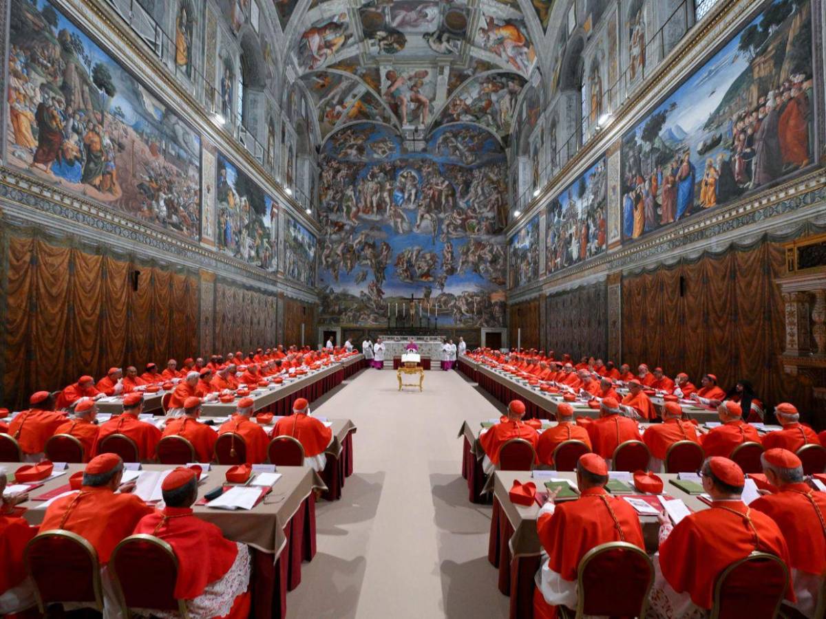 Imágenes impactantes del primer día del cónclave: cansancio, expectativa y fumata negra