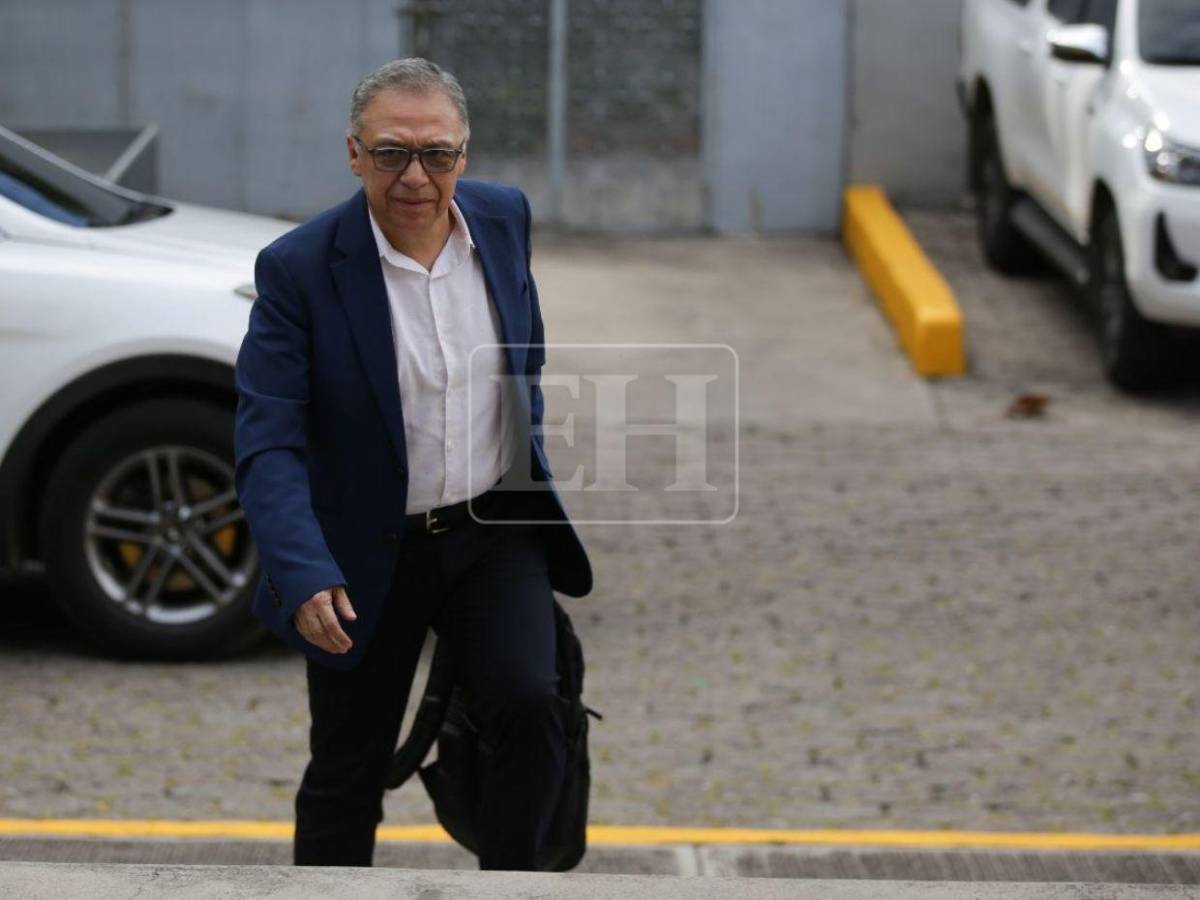 Funcionarios llegan a Casa Presidencial para Consejo de Ministros en medio de controversia por decreto