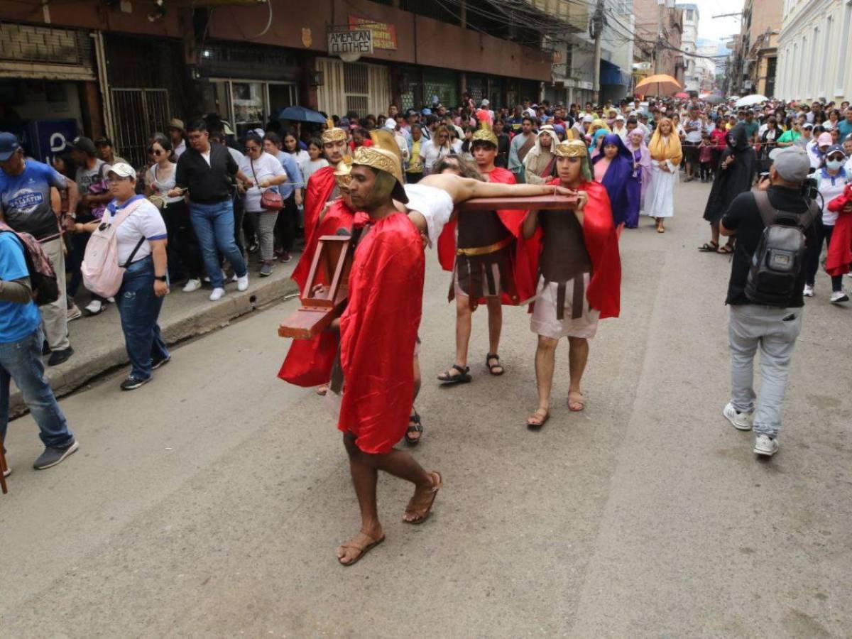 En Fotos: la agonía en la crucifixión de Jesús durante el Vía Crucis de Viernes Santo