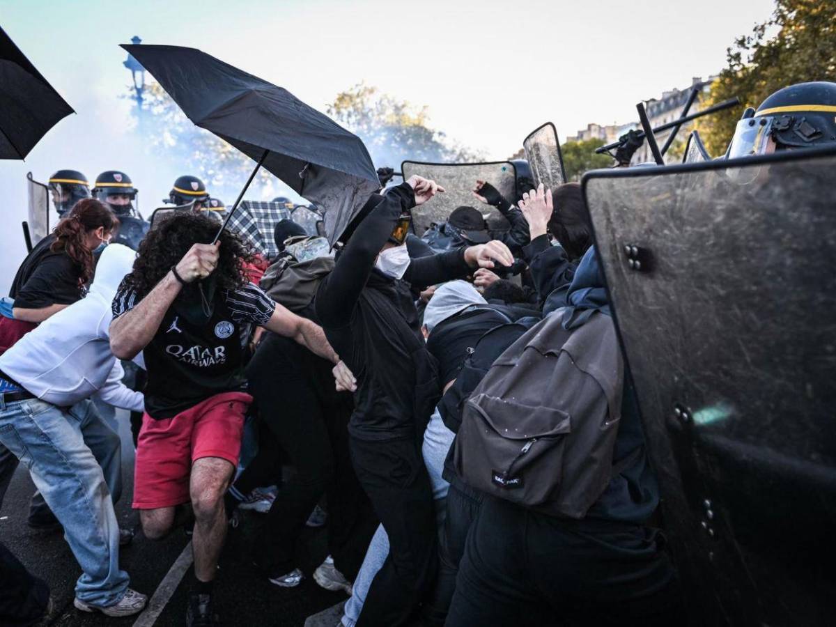 Saqueo de un instituto y choques con la Policía marcan protestas en Francia