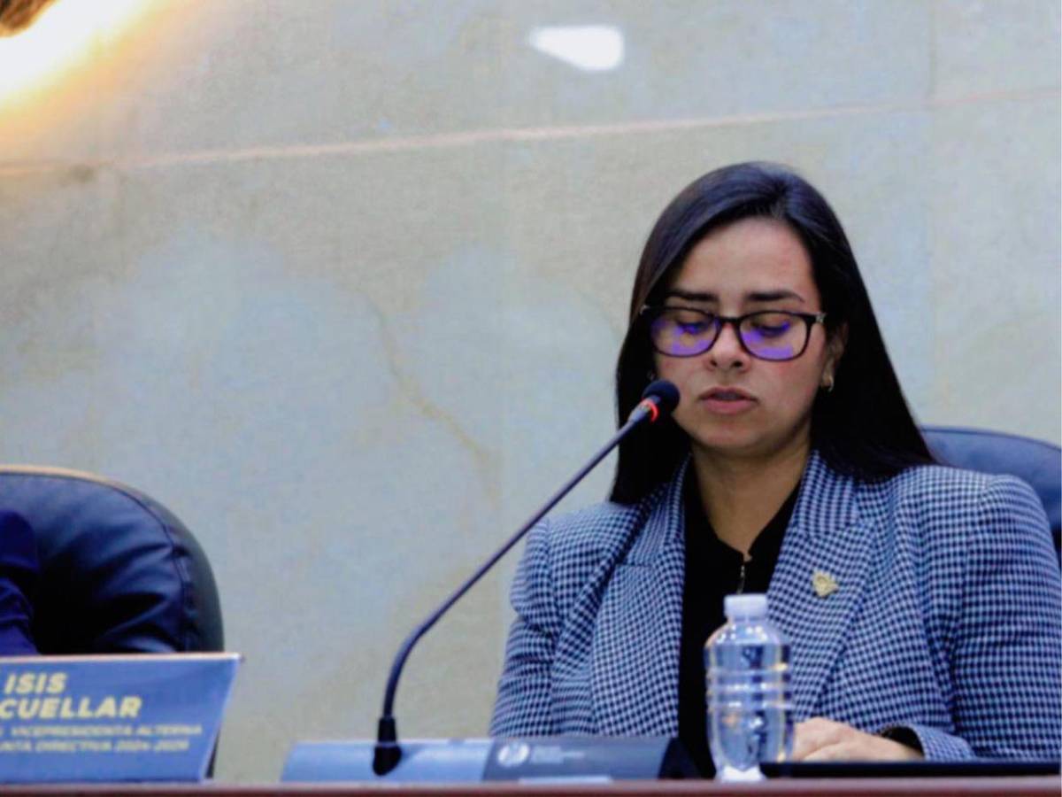 Isis Cuéllar sigue repartiendo dinero tras escándalo con Sedesol; dio L20 mil para un carwash