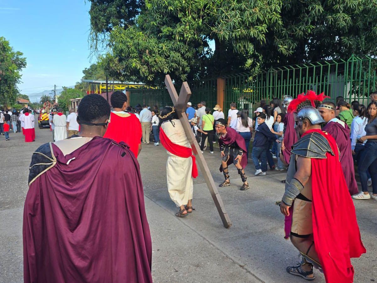Devoción y fe: así se desarrolla el viacrucis en Olanchito, Yoro