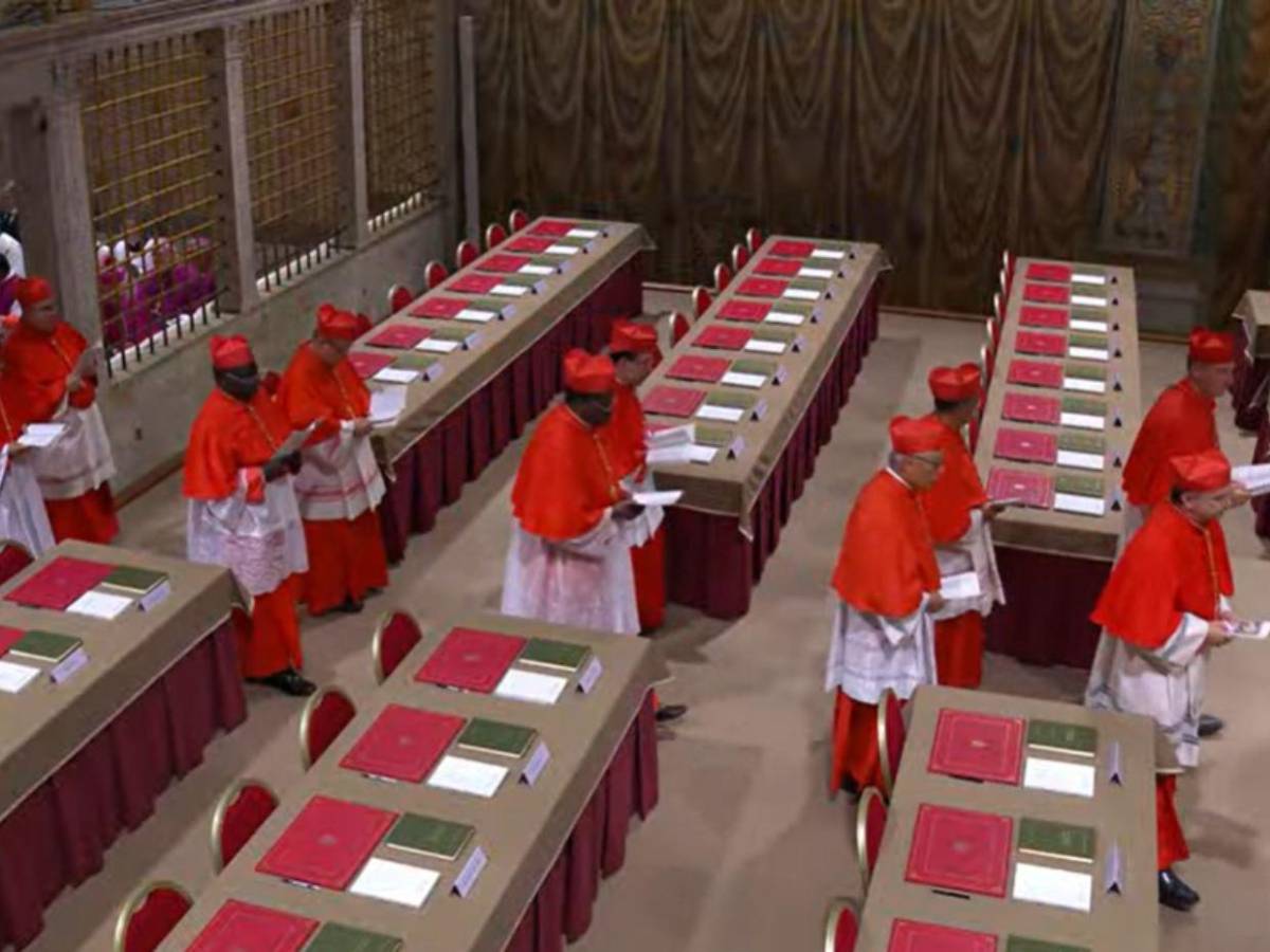 Con fe, oración y un juramento de secreto, la procesión da inicio al cónclave en el Vaticano