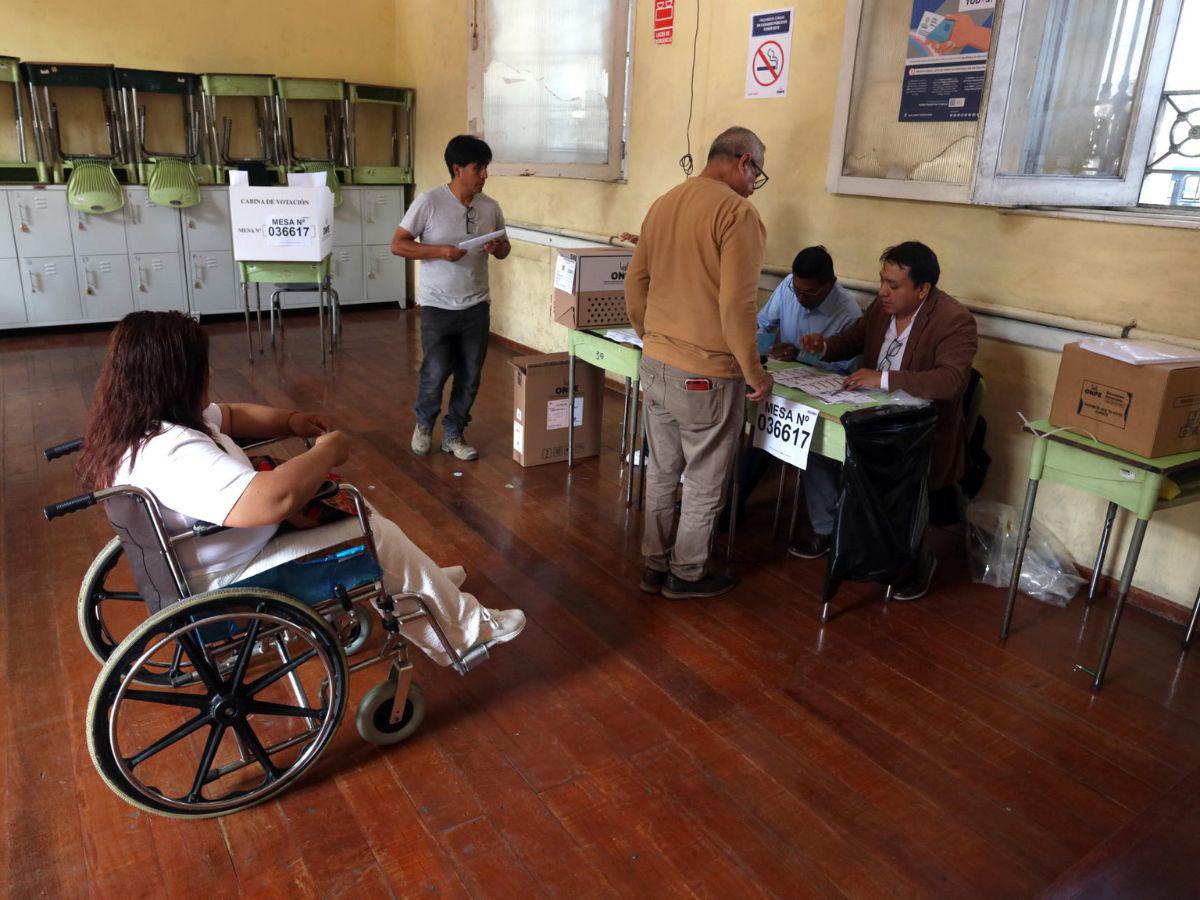Así se desarrollan las elecciones en Perú: retrasos en mesas y largas esperas en centros de votación