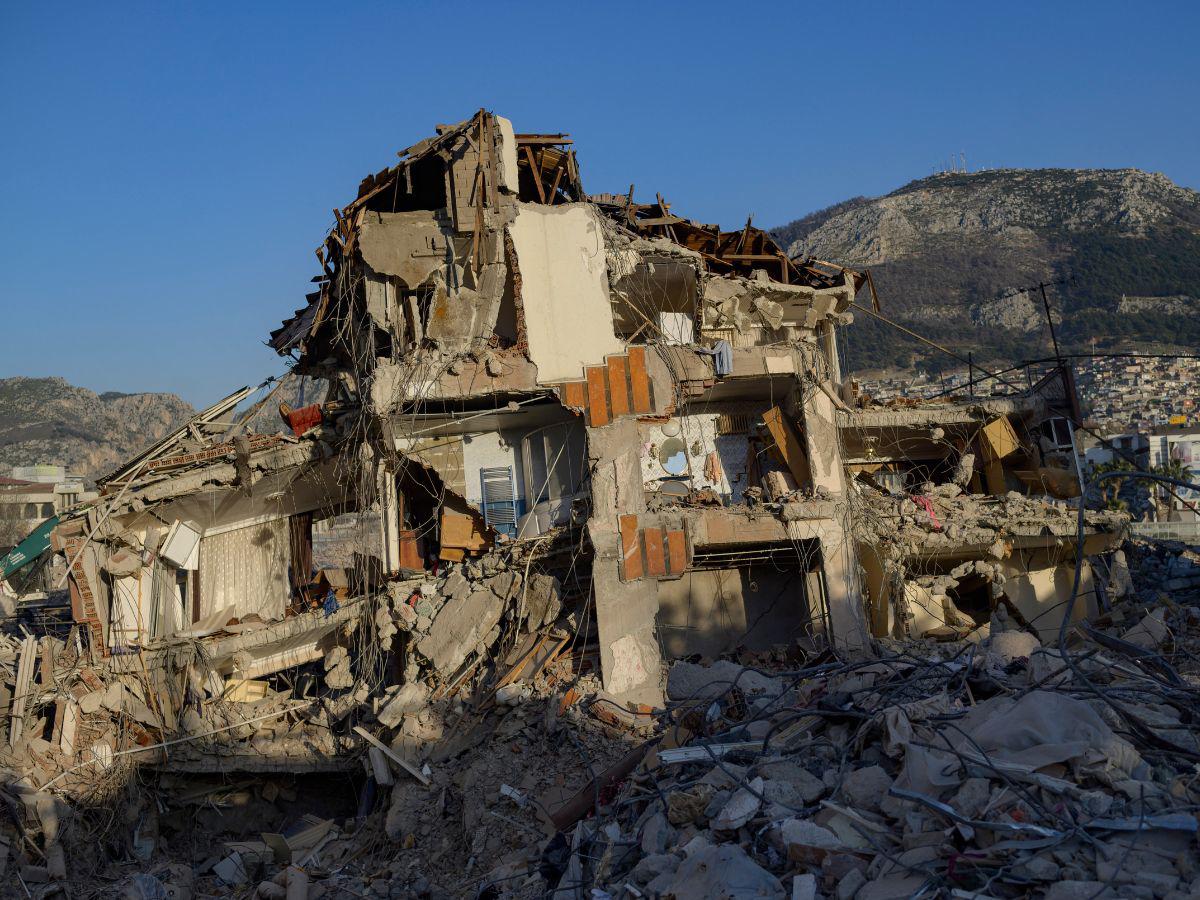 Hallan con vida a tres personas 13 días después del terremoto en Turquía