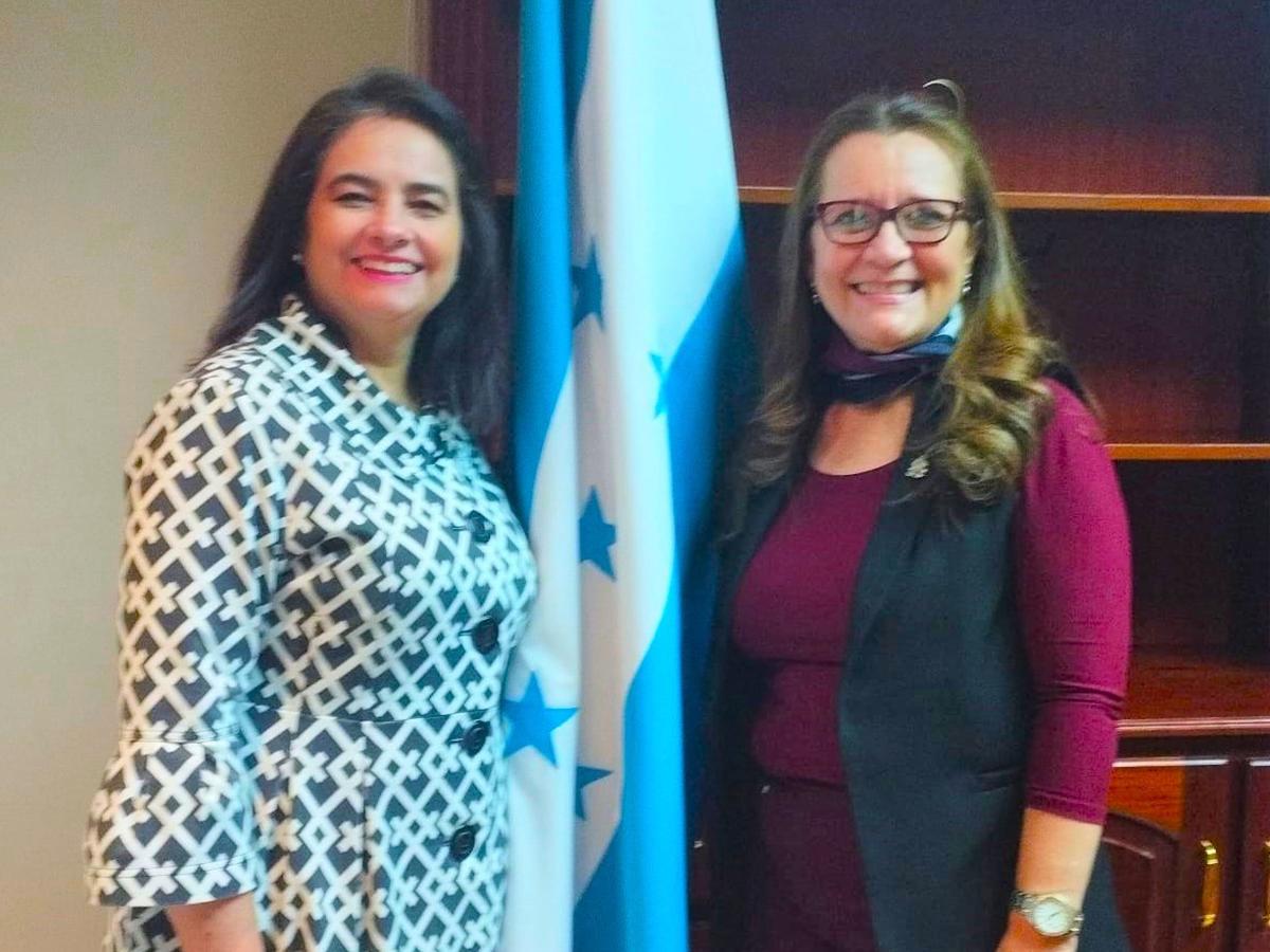 Marina Castellanos, directora académica de UTH junto a la ministra de Semujer.