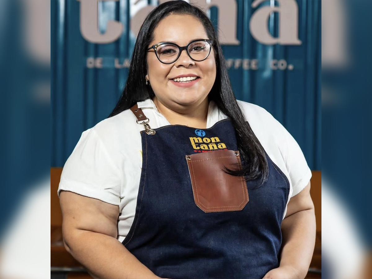 <i>La representante hondureña Monserrath Morazán comparte una sonrisa de satisfacción tras su brillante actuación en el Mundial de Cafés en Chicago.</i>