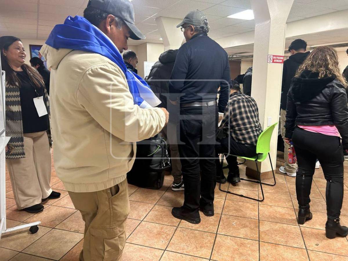 Largas filas y quejas marcan la jornada de votación de hondureños en Nueva York