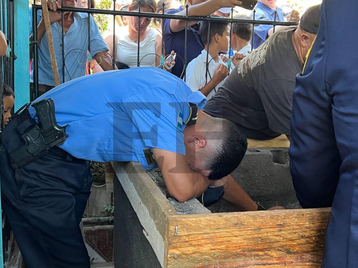 Con el rostro desconsolado: el triste adiós de la madre del policía Kevin Pérez en su entierro