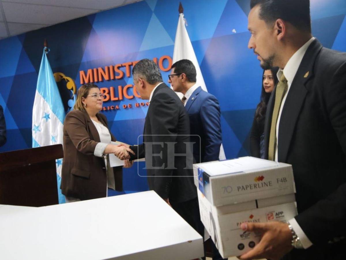 MP promete investigar sin sesgo juicios políticos, tras recibir expedientes