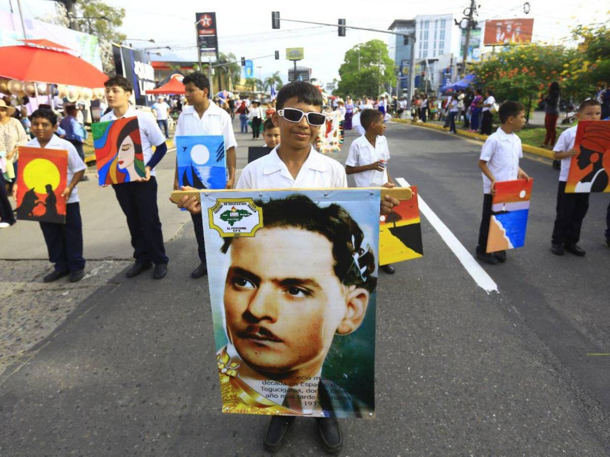¡Orgullo y fervor! Escuelas desfilan honrando a la patria en SPS