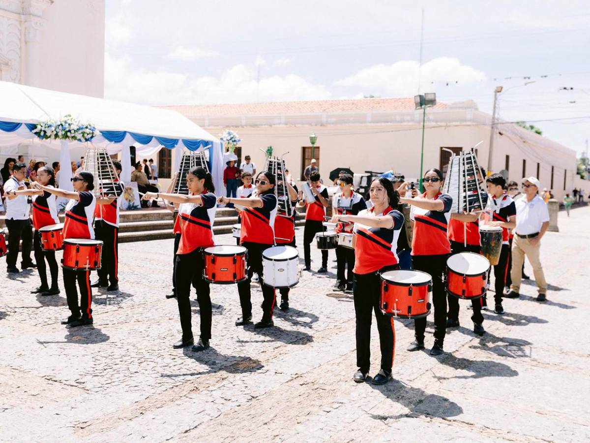 Color, cultura y orgullo patrio en desfile de Montessori Bilingual Academy en Comayagua