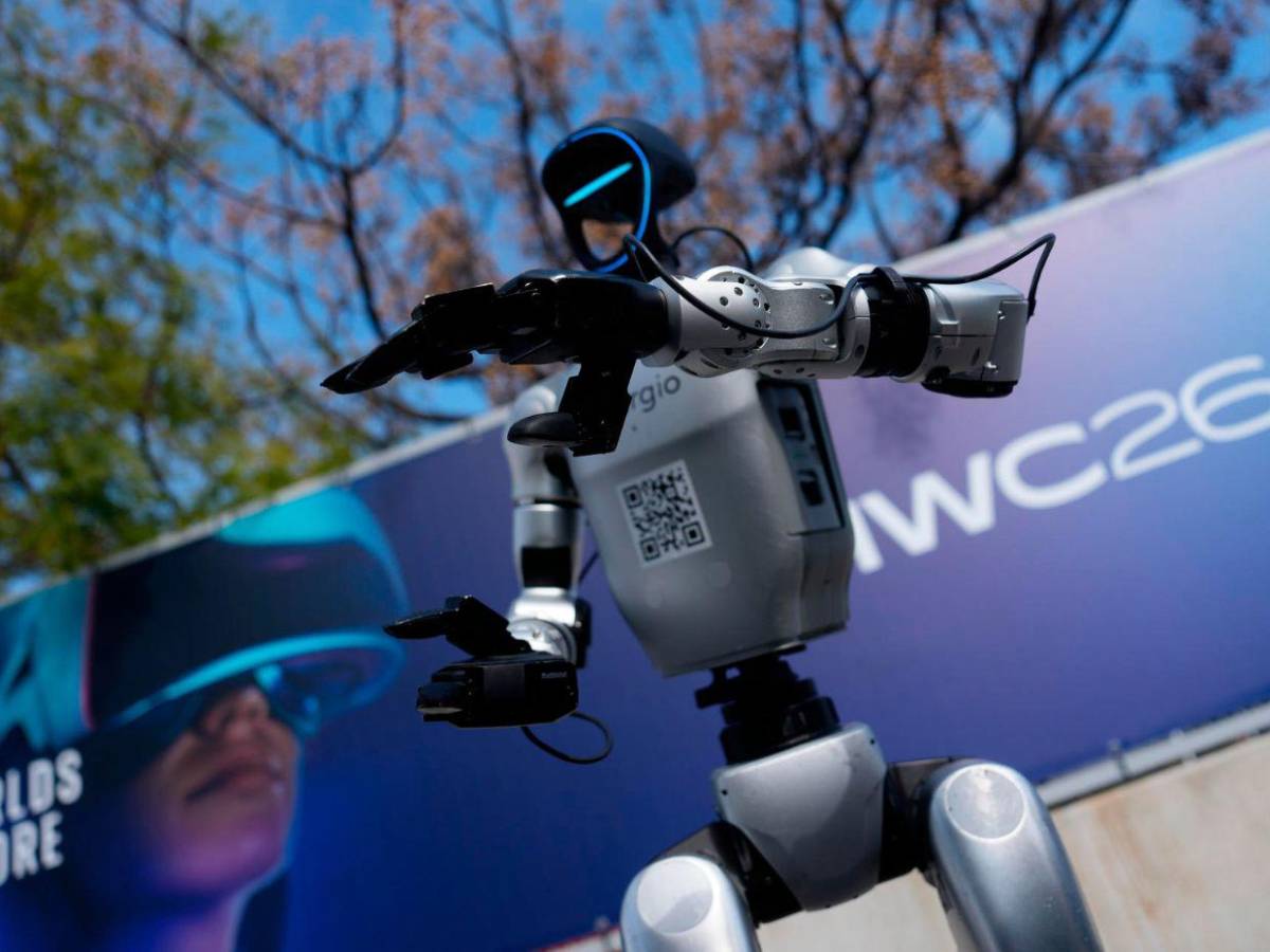 El rey Felipe VI abre el MWC 2026 en Barcelona, dominado por IA y robots