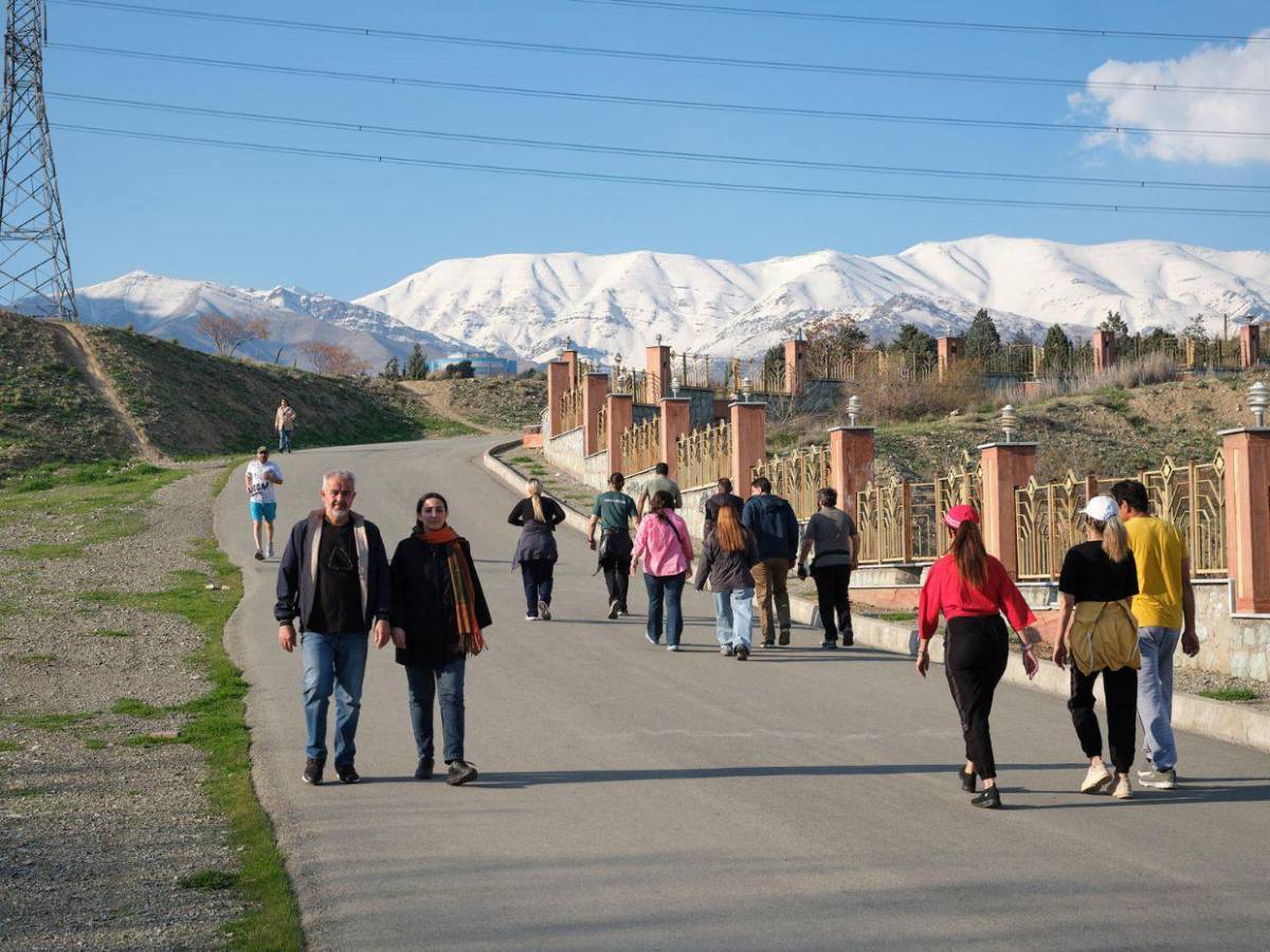 Van al parque, realizan picnic y asados: la vida de los iraníes en plena guerra con EUA