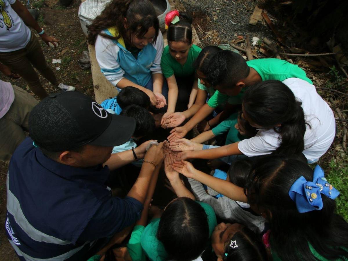 Disfraces, contacto con la tierra y juegos marcan tercera semana de Escuelas Amigables