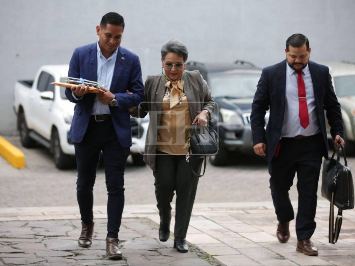 Funcionarios llegan a Casa Presidencial para Consejo de Ministros en medio de controversia por decreto