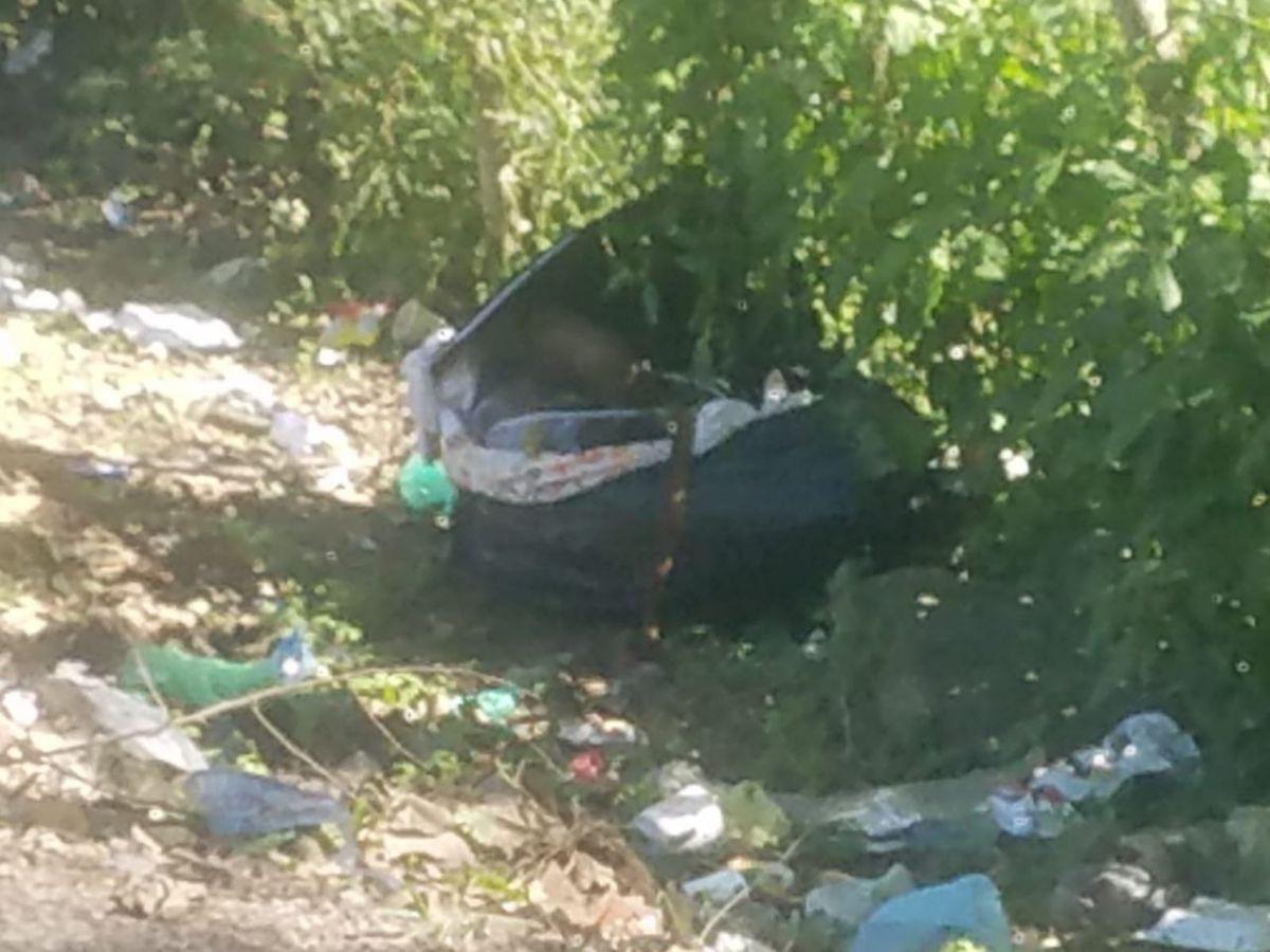 En medio de la maleza y basura estaba el cadáver.