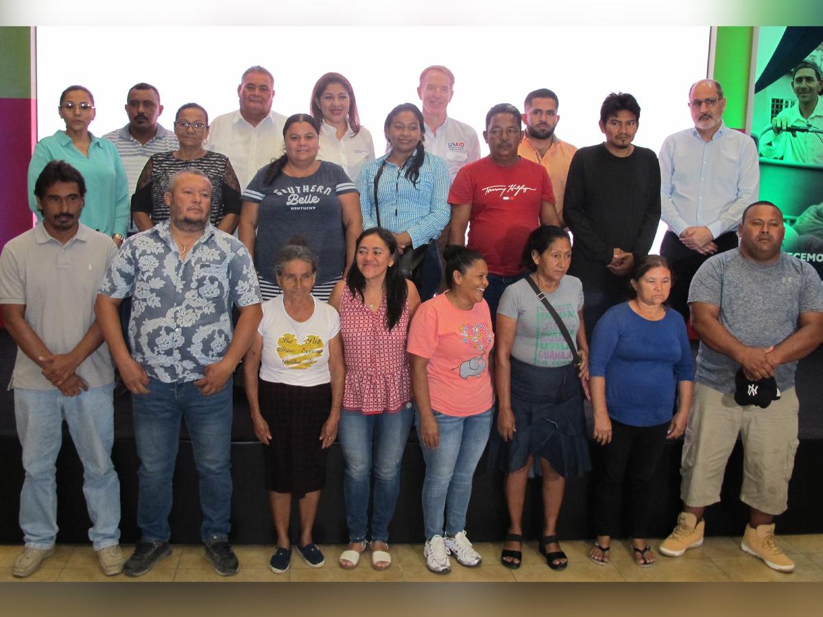 Los representantes de Fundación Cervecería Hondureña, USAID y gobiernos locales junto al grupo de recolectores que asistió al evento.
