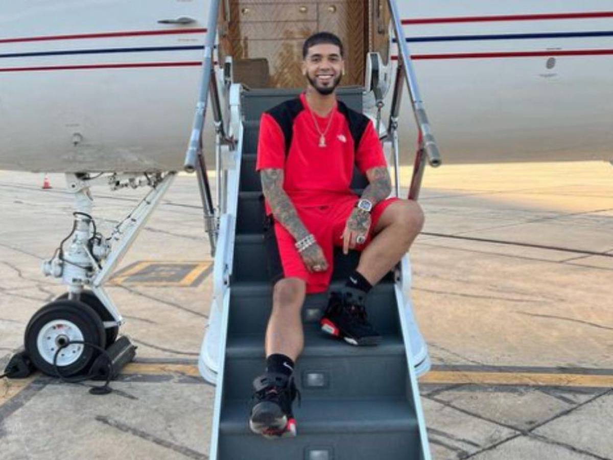 VIDEO: Anuel menciona por error a Karol G durante un concierto