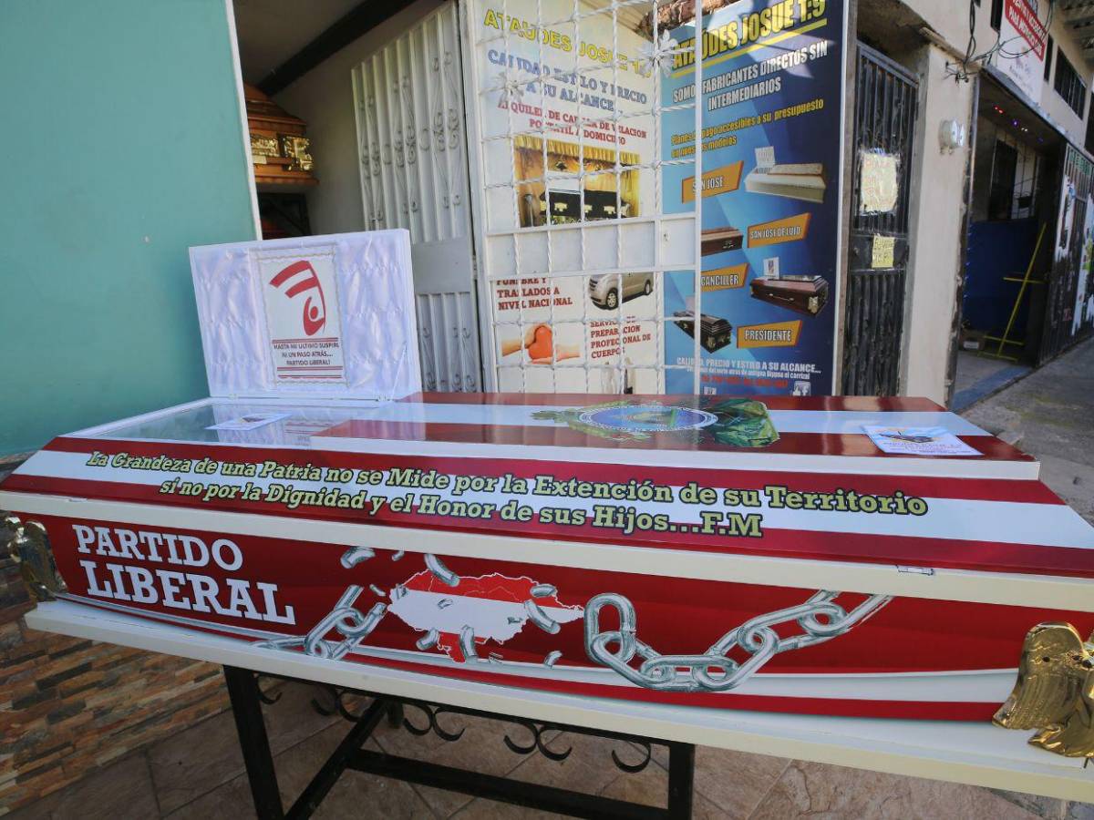 Ataúdes elaborados con diseños de emblemas de partidos políticos