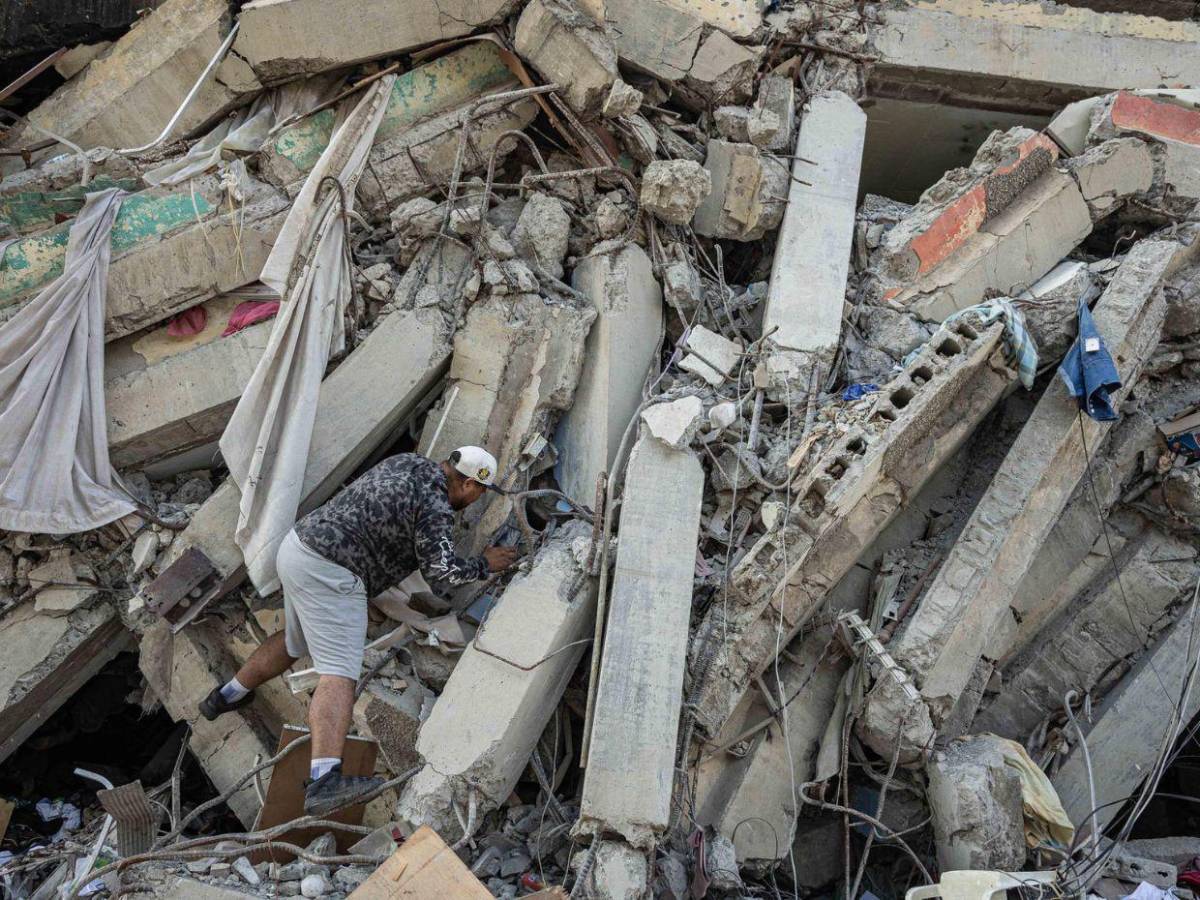 Dolorosas fotos: continúan los intentos de rescatar sobrevivientes tras terremotos en Venezuela