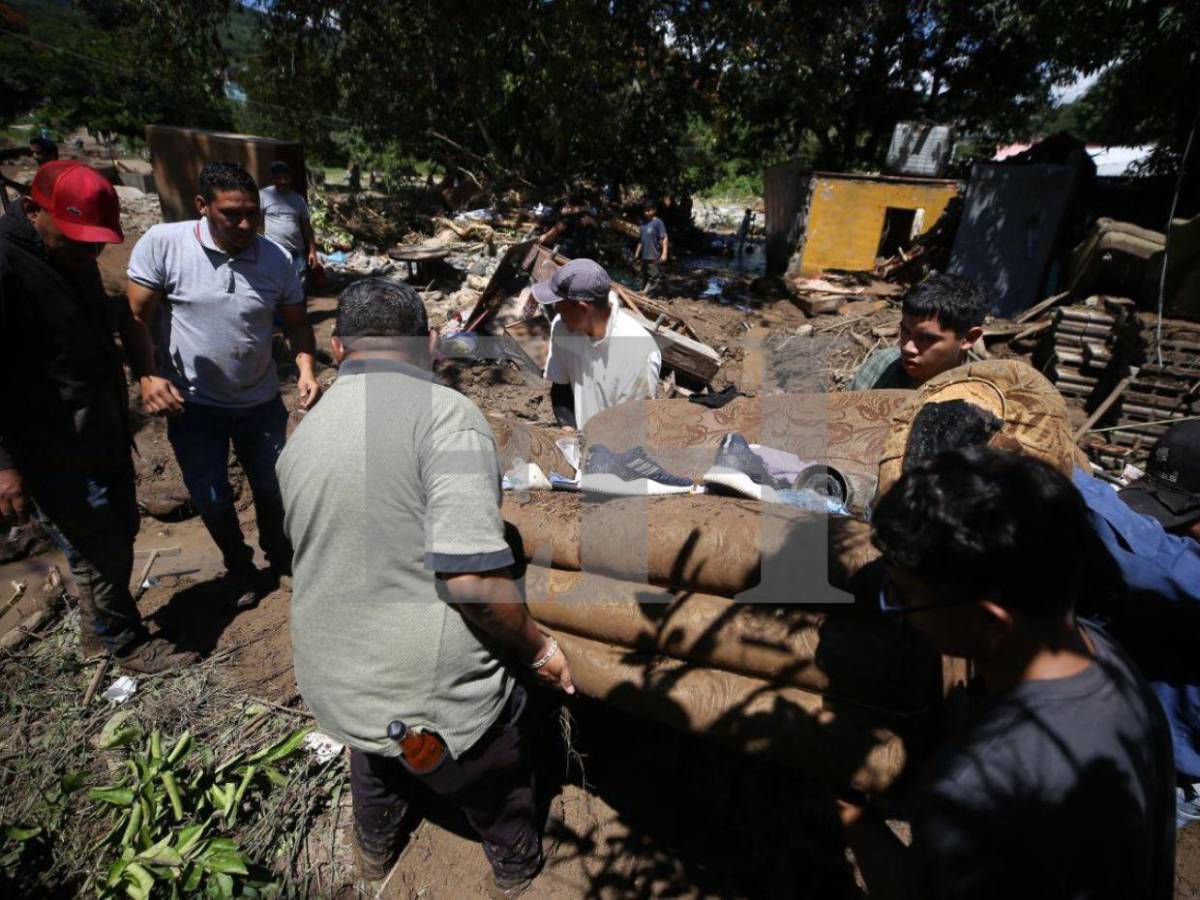 Casas inundadas y carros volcados: el caos en Río Abajo por las lluvias