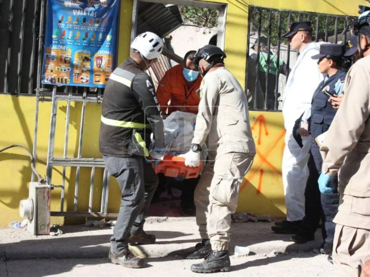 Totalmente carbonizado: Momento en que remueven el cuerpo del conductor de volqueta en Villa Nueva