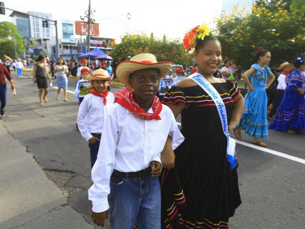 ¡Orgullo y fervor! Escuelas desfilan honrando a la patria en SPS
