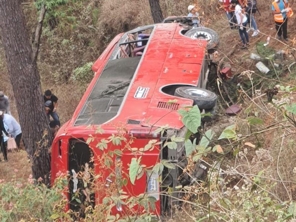 Un muerto y 15 heridos tras caer bus a precipicio en carretera a El Paraíso