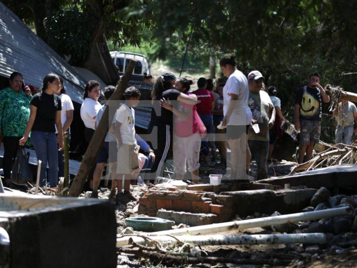 Casas inundadas y carros volcados: el caos en Río Abajo por las lluvias