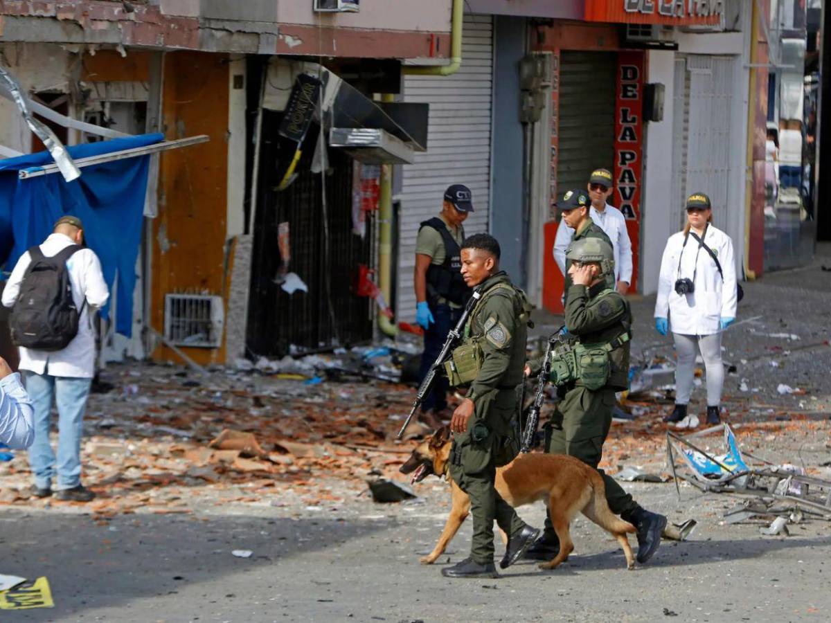 Entre sangre y escombros, familias buscan a sus muertos en carretera del Cauca