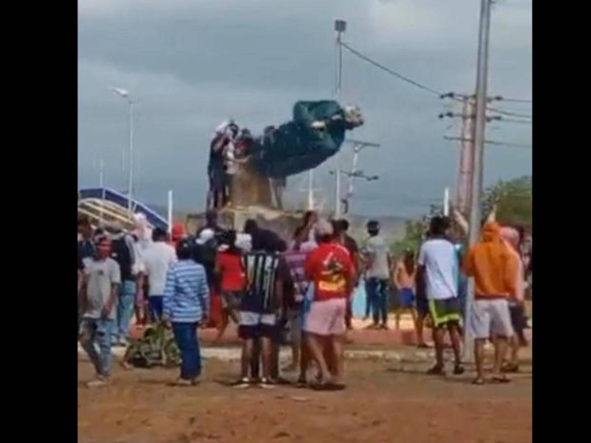 Las jóvenes condenadas a 10 años de cárcel por crear camisetas con estatua caída de Chávez