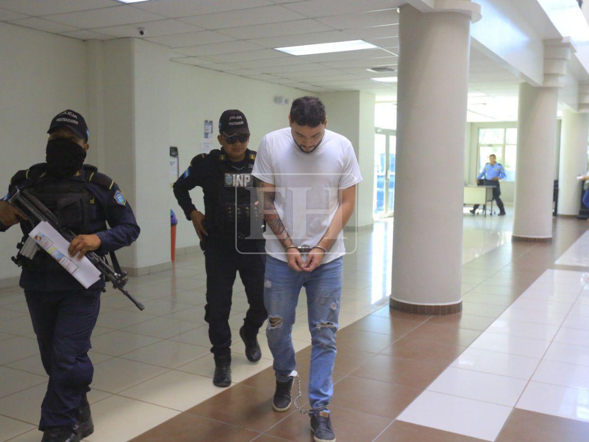 Con beso en la mejilla: así recibieron a Dennis Galván en el juzgado sus familiares